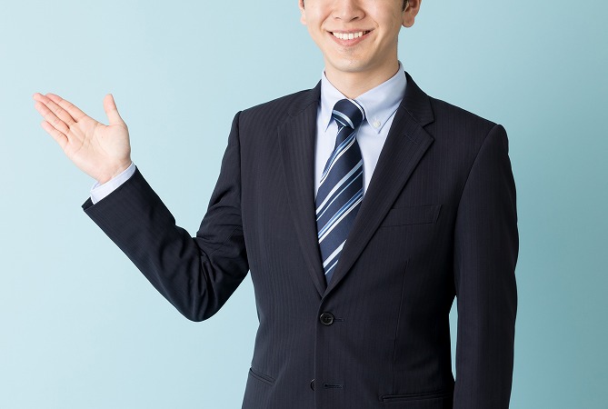 案内する男性