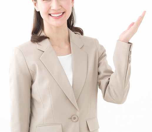 手を出す女性茶色スーツ