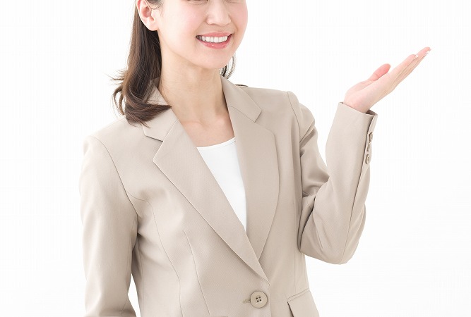 手を出す女性