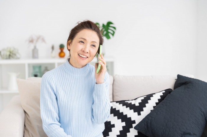 電話する女性
