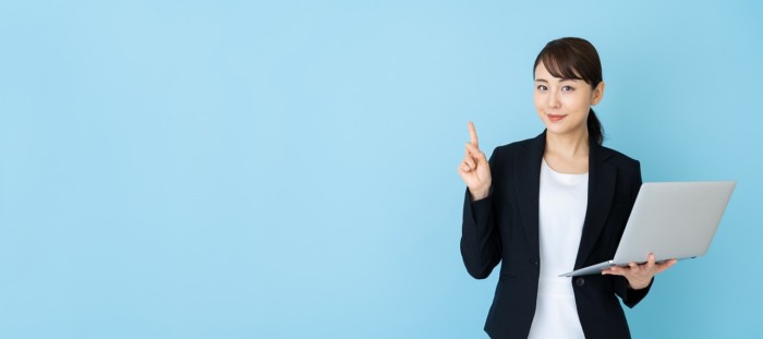 手を出す女性パソコンあり
