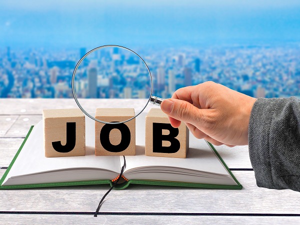 本の上に乗るJOBの文字
