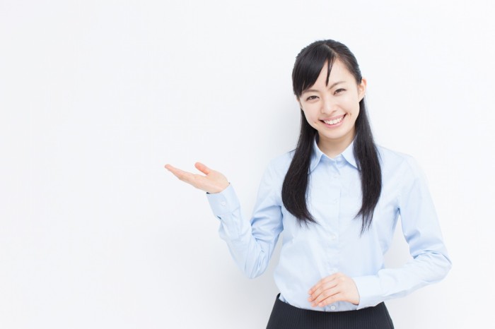 手を出す女性