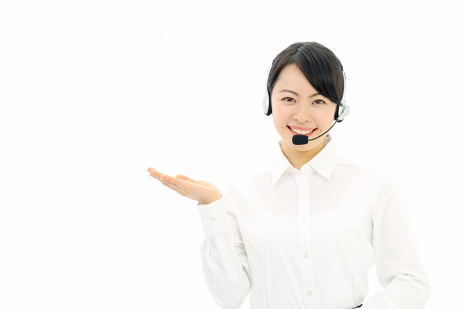 白シャツ手を出す女性
