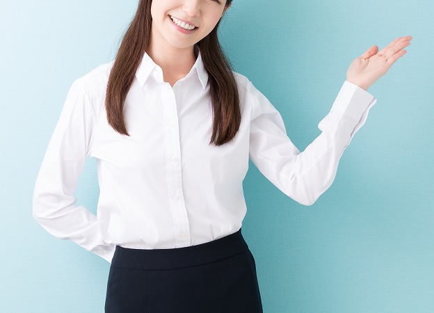 手を出す女性