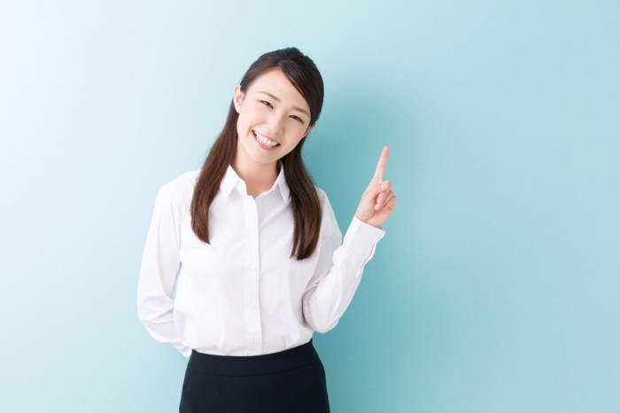 手を出す女性