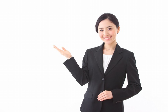 手を出す女性