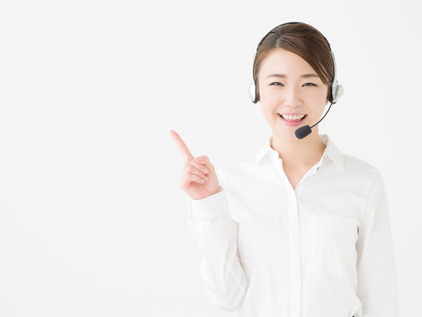 手を出す女性